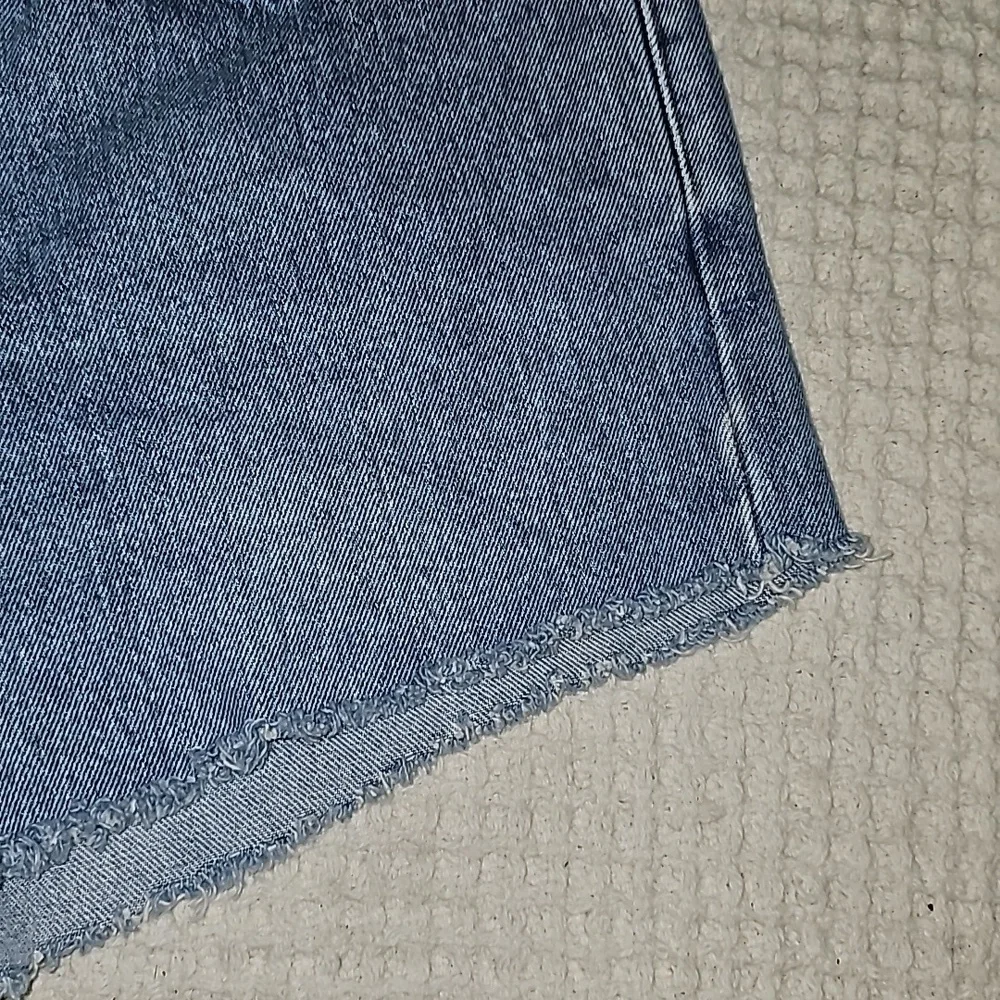 Levi's jeans shorts raw hem sz 32 - Picture 6 of 8